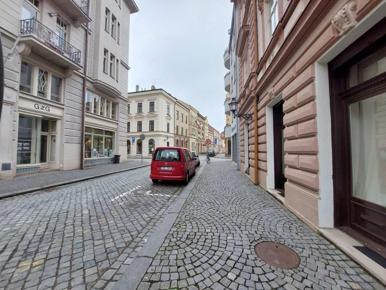 Prostorny Byt V Centru 3 Kk 80 M2 Hradec Králové Buitenkant foto