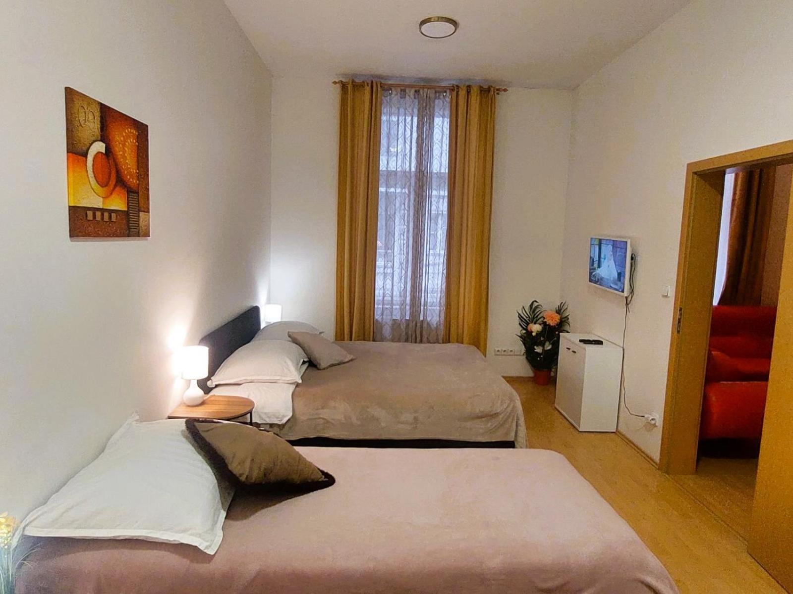 Prostorny Byt V Centru 3 Kk 80 M2 Hradec Králové Buitenkant foto